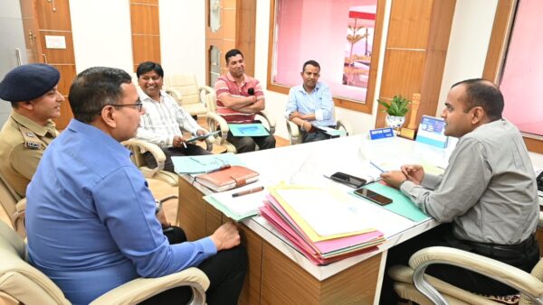 डीएम मयूर दीक्षित की अध्यक्षता में जिला स्तरीय पत्रकार स्थायी समिति की बैठक आयोजित, प्रशासन और प्रेस के संबंधों को सशक्त बनाने पर जोर