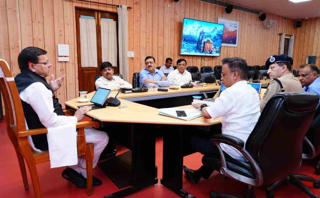 सीएम धामी ने उच्च अधिकारियों की ली बैठक, अधिकारियों को दिए निर्देश