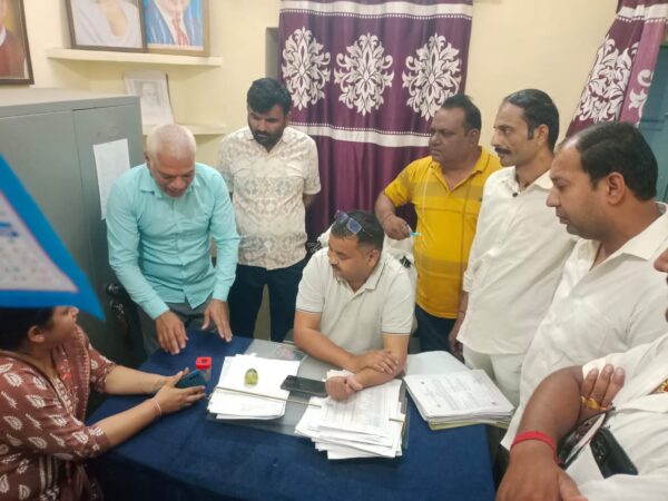 रुड़की : पार्षदों ने किया खाद्य आपूर्ति विभाग कार्यालय का घेराव, लापरवाही का लगाया आरोप