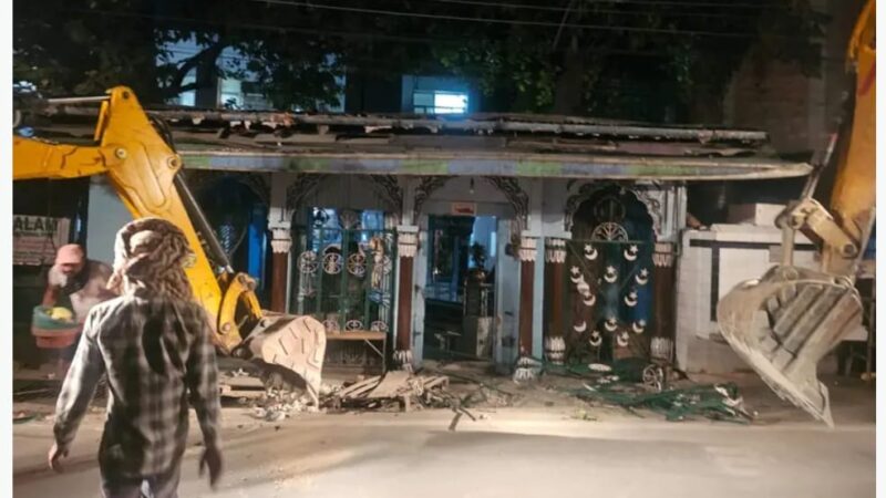 दून अस्पताल में अवैध मजार पर चला बुलडोजर, सरकारी भूमि पर था कब्जा