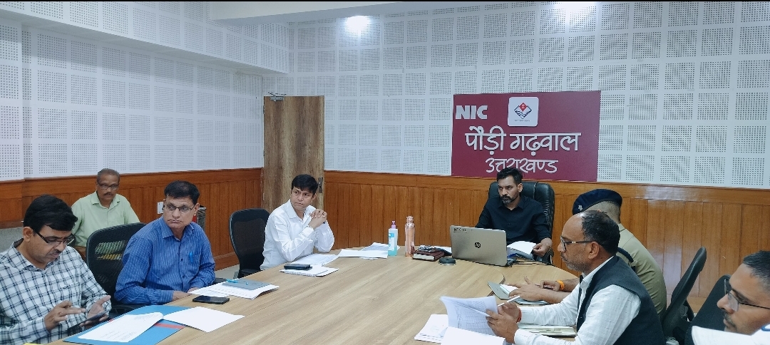 सीएम घोषणाओं की धीमी प्रगति पर डीएम डॉ. आशीष चौहान सख़्त, लापरवाह अधिकारियों पर गिरी गाज