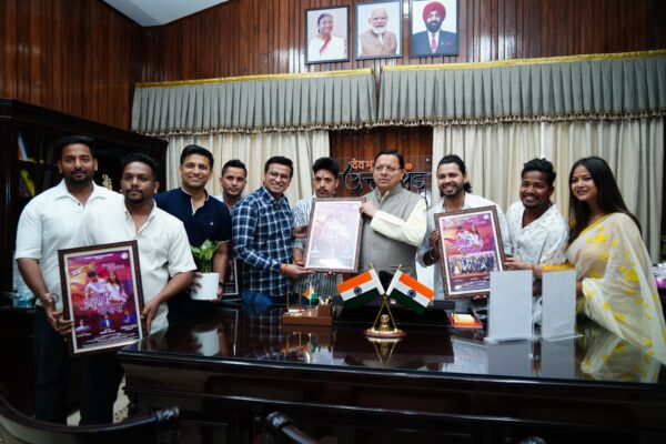 मुख्यमंत्री पुष्कर सिंह धामी से यंग उत्तराखंड के सदस्यों ने की भेंट, “गुलाबी शरारा” गीत की सफलता पर पूरी टीम को दी बधाई और उन्हें प्रशस्ति पत्र भी किया प्रदान