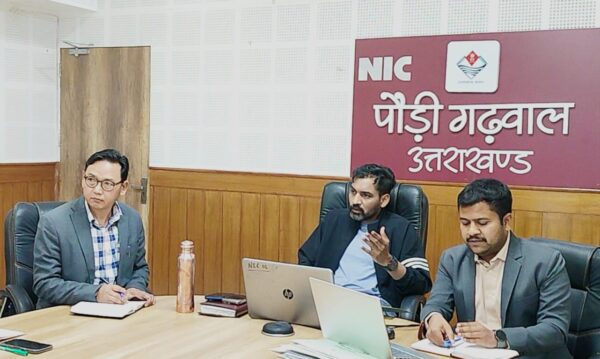 पिरुल एकत्रीकरण अभियान से ग्रामीणों को मिलेगा रोजगार, जंगलों को मिलेगा संरक्षण – डीएम डॉ. आशीष चौहान