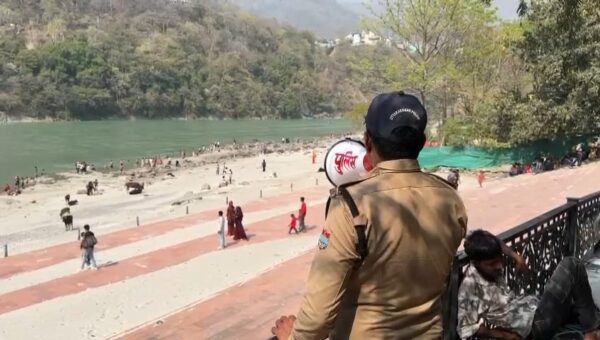 लक्ष्मणझूला पुलिस की गंगा तटों पर दुर्घटनाओं को रोकने की कर रही कारगर पहल, असुरक्षित घाटों पर जाने से रोकने के लिए लाउडस्पीकर से चेतावनी