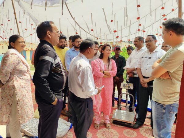 सीडीओ आकांक्षा कोंण्डे ने कार्यालय सहायक निदेशक रेशम एवं कोया बाजार का किया निरीक्षण, किसानों से की बातचीत