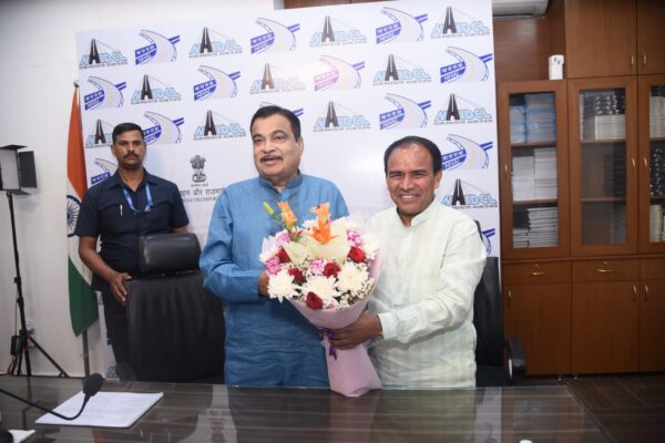 श्रीनगर में एलिवेटेड रोड़ निर्माण को केन्द्रीय मंत्री नितिन गड़करी की हरी झंडी, नई दिल्ली में आयोजित बैठक में लिया गया अंतिम निर्णय, कैबिनेट मंत्री डॉ. धन सिंह रावत की एक और पहल लाई रंग