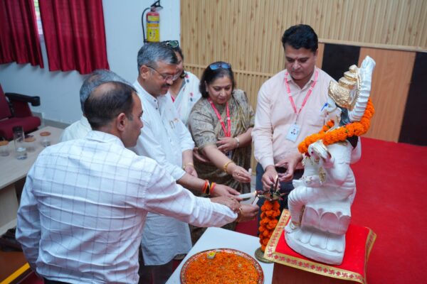 एसजीआरआर विश्वविद्यालय ने स्वच्छता कर्मचारियों के योगदान को सराहा, देहरादून मेयर सौरभ थपलियाल ने की बतौर मुख्य अतिथि कार्यक्रम में शिरकत, 100 कर्मियों को स्वच्छता किट की वितरित