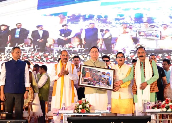 मुख्यमंत्री धामी की मौजूदगी में सिलक्यारा टनल हुई ब्रेकथ्रू, लगभग 1384 करोड़ लागत की इस परियोजना से गंगोत्री और यमुनोत्री धाम के बीच की दूरी 25 किमी होगी कम