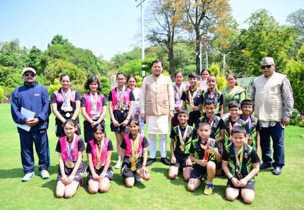 मुख्यमंत्री धामी से 35वें राष्ट्रीय खेल कूद टेबल टेनिस प्रतियोगिता में गोल्ड मेडल जीतने वाली सरस्वती विद्या मंदिर इण्टर कॉलेज ज्योतिर्मठ के छात्रों की टीम ने की भेंट