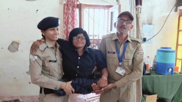 ड्यूटी के साथ मानवता का फर्ज़ निभाती खाकी, सीढ़ियों पर चढ़ने मे असमर्थ दिव्यांग महिला यात्री को जीआरपी कोटद्वार के कर्मियों  द्वारा दिया गया सहारा