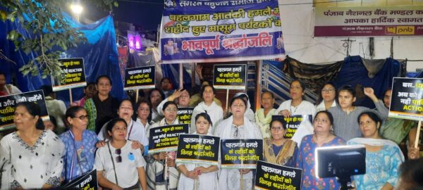 पहलगाम आतंकी हमला : प्रदेश अध्यक्ष महिला कांग्रेस ज्योति रौतेला के नेतृत्व में महिला कांग्रेस ने निकाला कैंडल मार्च, पाकिस्तान पर कार्रवाई की मांग