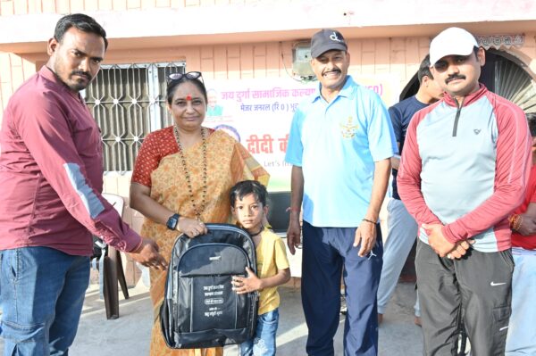 विधानसभा अध्यक्ष ऋतु खंडूडी भूषण ने “दीदी की पाठशाला” में बच्चों को पढ़ाया, दिया कंप्यूटर