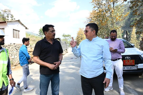 डीएम डॉ. मेहरबान सिंह बिष्ट ने गंगोत्री राष्ट्रीय राजमार्ग के रतूड़ी सेरा व बन्दरकोट भूस्खलन क्षेत्र के पहाड़ी पर चल रहे दीर्घकालिक व अल्पकालिक उपचारात्मक कार्यों का किया स्थलीय निरीक्षण, दिए निर्देश