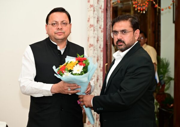 मुख्यमंत्री पुष्कर सिंह धामी से जम्मू-कश्मीर के कैबिनेट मंत्री सतीश शर्मा ने की मुलाक़ात