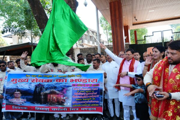 मुख्यमंत्री पुष्कर सिंह धामी ने चारों धामों में “मुख्य सेवक भंडारा” के लिए जाने वाले सेवादारों की टीम को हरी झंडी दिखाकर किया रवाना