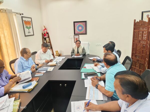 फॉरेस्ट क्लीयरेंस मिली चुकी सड़कों पर शीघ्र शुरू हो काम – डॉ. धन सिंह रावत