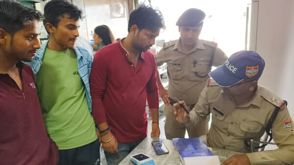 कोतवाली श्रीनगर पुलिस ने चलाया सत्यापन अभियान, मकान मालिकों व होटल – ढाबा संचालको के काटे एक लाख अस्सी हजार के चालान