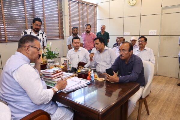 कैबिनेट मंत्री गणेश जोशी ने डोभालवाला में पेयजल की समस्या के निस्तारण के लिए ली जलसंस्थान के अधिकारियों की बैठक, दिए निर्देश