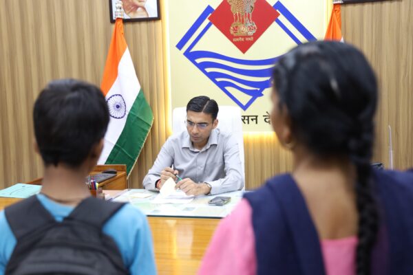 सीएम के संकल्प को सार्थक करता जिला प्रशासन, लाचार फरियादी, विनम्र डीएम, सशक्त प्रशासन, त्वरित निर्णय