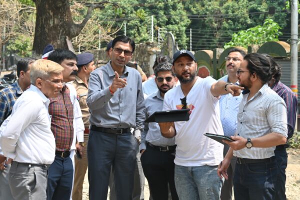 सीएम की प्ररेणा से जिले  के 11 अति व्यस्त जंक्शनों पर भी  ट्रैफिक लाइट लगाने का काम शुरू, डीएम सविन बंसल ने स्मार्ट सिटी से किया बजट का प्रबंधन, निर्माण के साथ योजना का रखरखाव भी शामिल