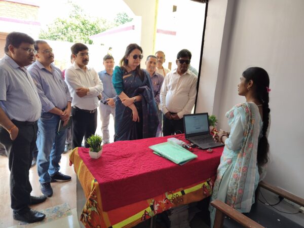NRLM की डिप्टी सेक्रेटरी मोनिका ने किया बहादराबाद का दौरा, महिला स्वयं सहायता समूहों की गतिविधियों का लिया जायजा