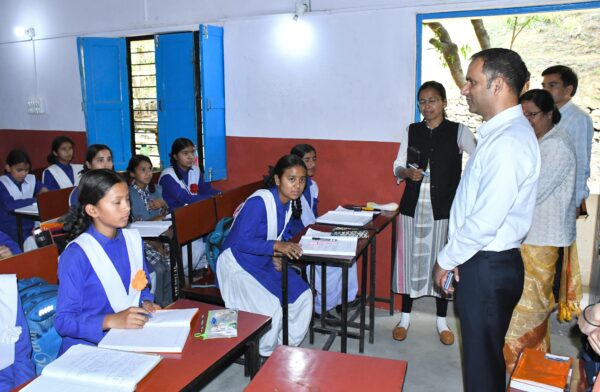 डीएम आशीष भटगांई ने जीजीआईसी बागेश्वर का किया औचक निरीक्षण, बालिकाओं की सुविधाओं को प्राथमिकता देने के निर्देश