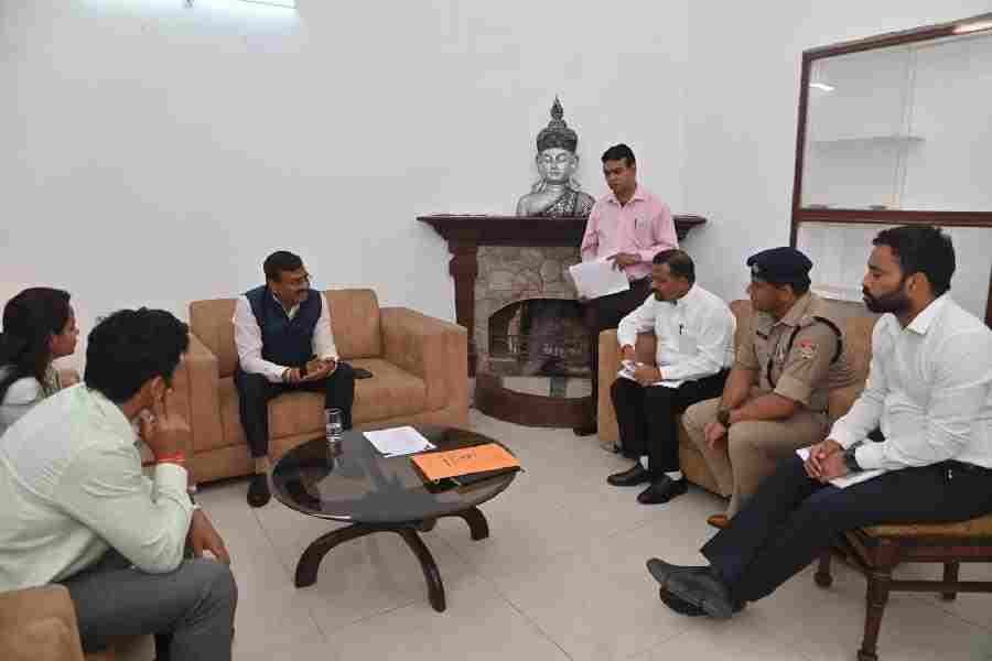 मुख्य सचिव आनन्द बर्द्धन ने हरिद्वार पहुंचकर आगामी 2027 कुंभ और चारधाम यात्रा की तैयारियों को लेकर अधिकारियों के साथ की बैठक