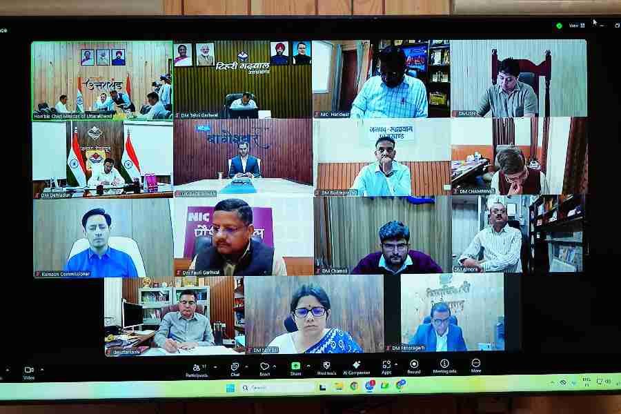 मुख्यमंत्री ने जिलाधिकारियों को दिए निर्देश- जनसेवाओं में सुधार, सड़कों की मरम्मत, पेयजल आपूर्ति व वन अग्नि नियंत्रण पर दिया जाए विशेष जोर