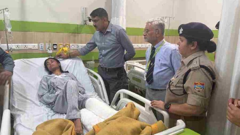 सिंहनीवाला क्षेत्र में हुई बस दुर्घटना में घायल व्यक्तियों से एसएसपी ने अस्पताल जाकर की मुलाकात, जाना हाल