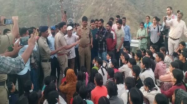 कस्तूरबा गांधी बालिका विद्यालय में वार्डन पर छात्राओं से मारपीट का आरोप, अभिभावकों का आक्रोश