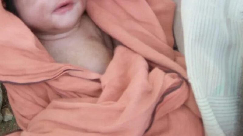 नवजात को रेलवे ट्रैक के पास चादर में लपेट कर छोड़ा, पास में रखी थी दूध की बोतल