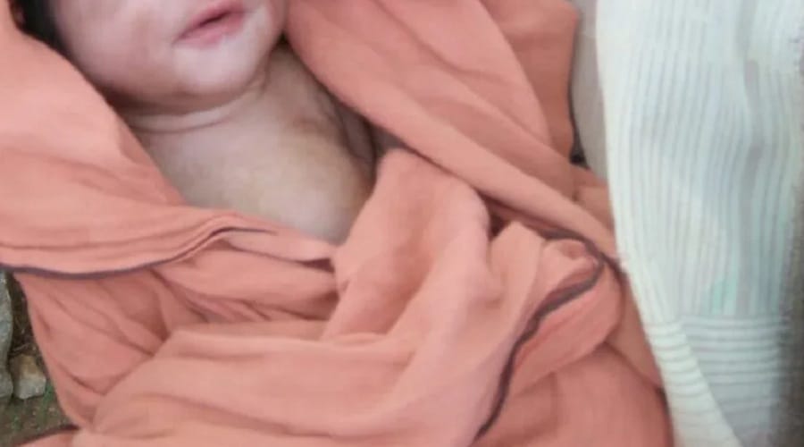नवजात को रेलवे ट्रैक के पास चादर में लपेट कर छोड़ा, पास में रखी थी दूध की बोतल