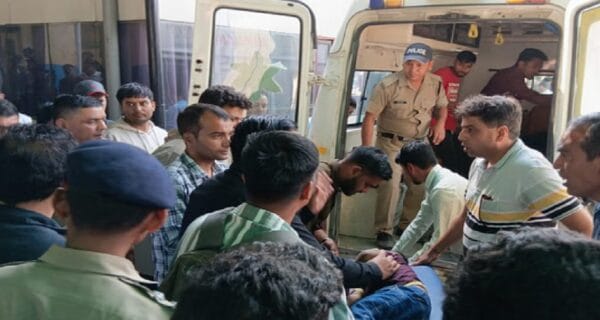 पौड़ी गढ़वाल : स्कूली छात्रों को लेकर जा रही वैन खाई में गिरी, मची चीख पुकार