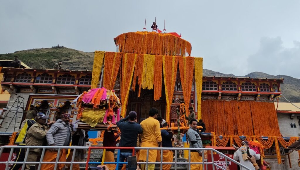 बदरीनाथ कपाटोद्दघाटन : भगवान उद्धव, गरूड की उत्सव डोली के साथ ही आदिगुरू शंकरचार्य की गद्दी पहुंची धाम