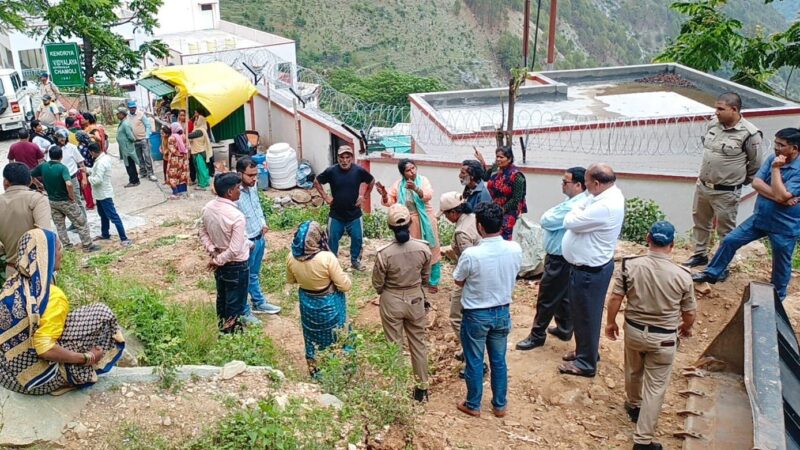 अतिक्रमण पर चला प्रशासन का बुल्डोजर