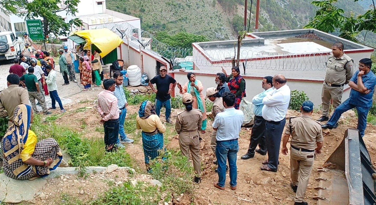 अतिक्रमण पर चला प्रशासन का बुल्डोजर