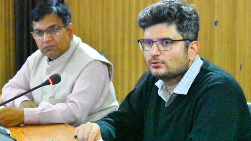 आंतरिक सुरक्षा को लेकर डीएम संदीप तिवारी ने ली अधिकारियों की बैठक