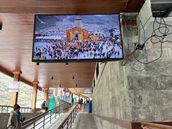 अब आस्था पथ और मंदिर प्रांगण से होंगे बाबा केदारनाथ के दर्शन, केदारपुरी में लगाए गए एलसीडी टीवी