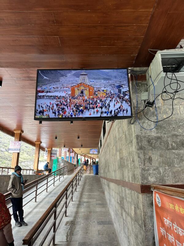 अब आस्था पथ और मंदिर प्रांगण से होंगे बाबा केदारनाथ के दर्शन, केदारपुरी में लगाए गए एलसीडी टीवी