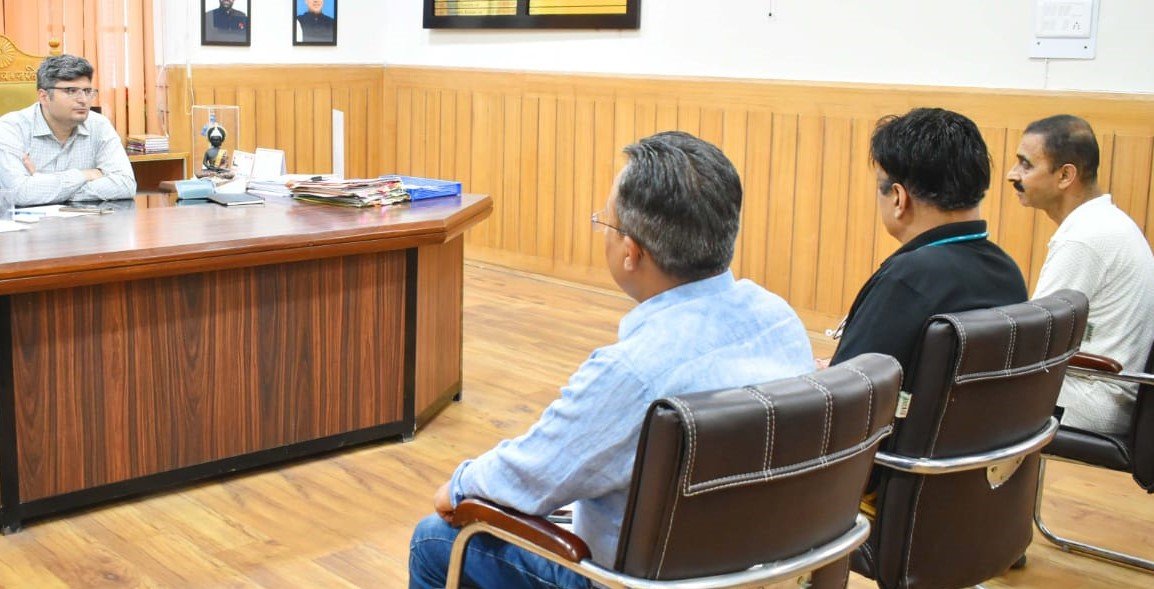 जन औषधि केंद्र से लोगों को मिलेंगी सस्ती और गुणवत्ता परक दवाएं – डीएम संदीप तिवारी