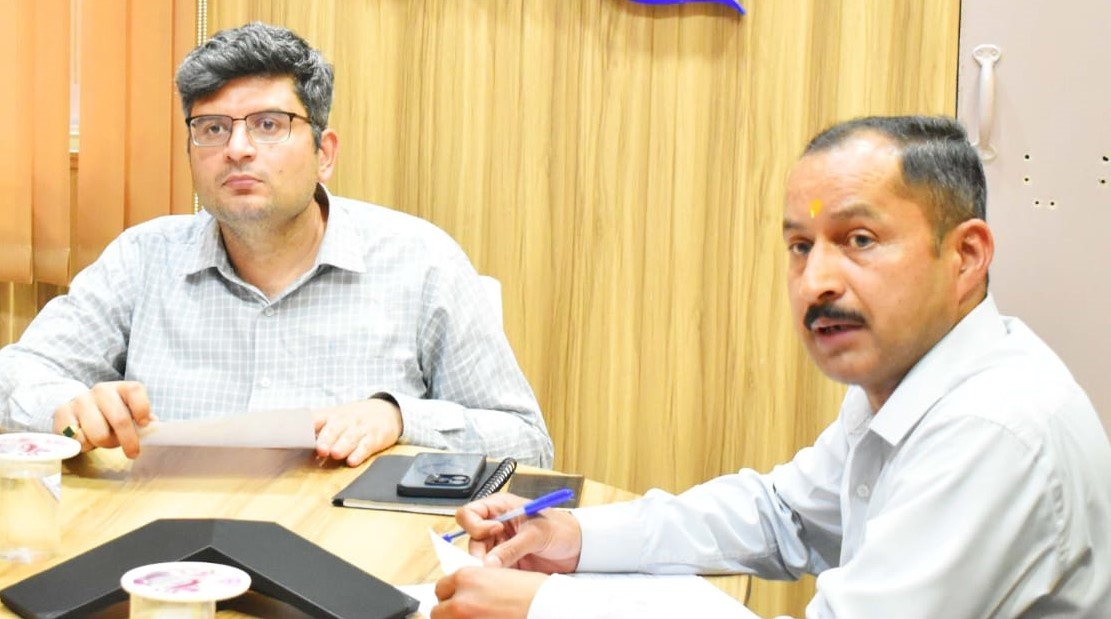 मानसून से पहले सड़क व नालिकों को करें ठीक – डीएम संदीप तिवारी