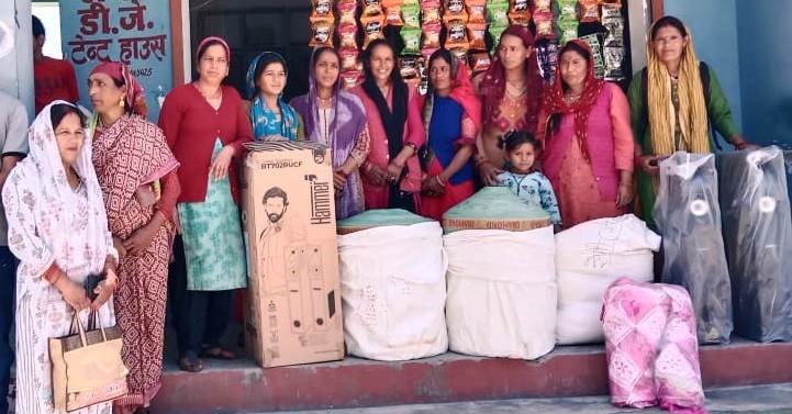 पोखरी में महिला मंगल दलों को बांटी सामग्री