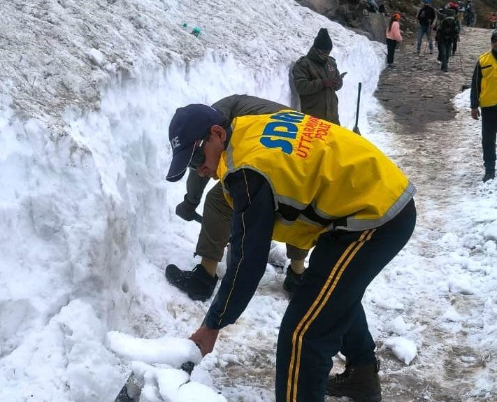 हेमकुंड साहिब मार्ग पर पुलिस बर्फ हटाकर करवा रही आवाजाही