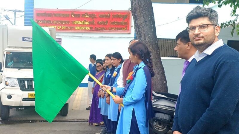 डीएम संदीप तिवारी ने लैब ऑन व्हील मोबाइल वैन को किया रवाना 