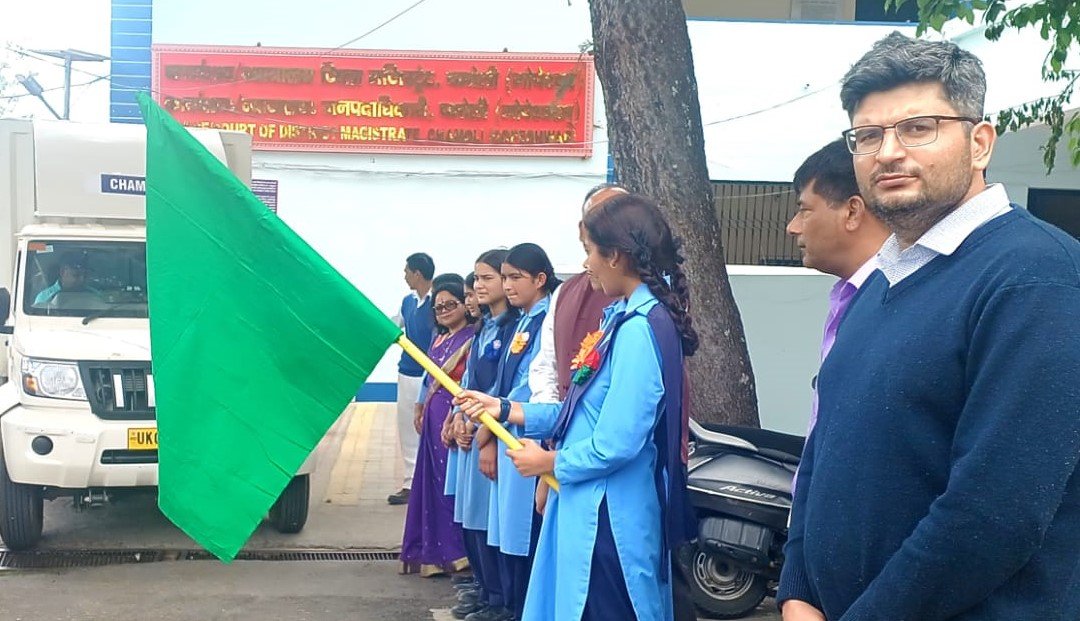 डीएम संदीप तिवारी ने लैब ऑन व्हील मोबाइल वैन को किया रवाना 