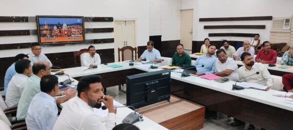 सीएम हेल्पलाइन पर दर्ज शिकायतों को गंभीरता से ले अधिकारी – डीएम कर्मेंद्र सिंह