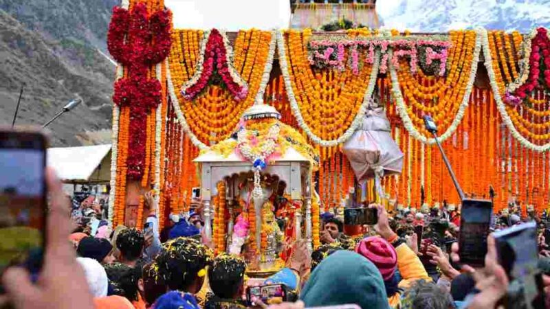 भगवान केदारनाथ की पंचमुखी डोली पहुंची श्री केदारनाथ धाम, 2 मई को खुलेंगे बाबा केदार के कपाट