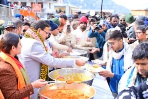 मुख्यमंत्री पुष्कर सिंह धामी ने केदारनाथ में मुख्य सेवक भंडारा में श्रद्धालुओं को वितरित किया प्रसाद