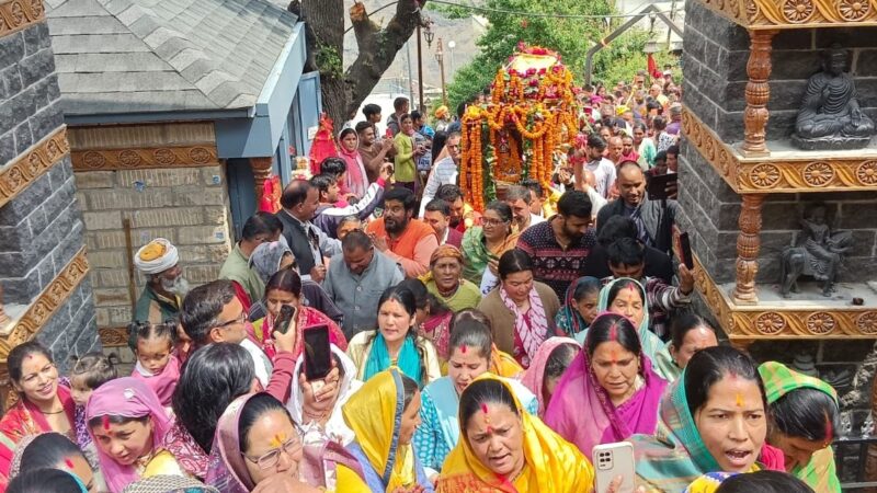 आदि गुरु शंकराचार्य गद्दी व श्री गरूड़ जी ने बदरीनाथ धाम के लिए किया प्रस्थान