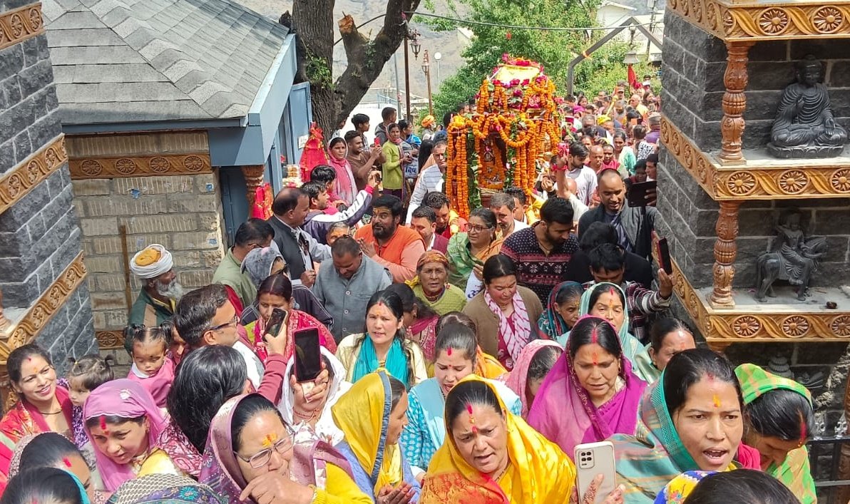 आदि गुरु शंकराचार्य गद्दी व श्री गरूड़ जी ने बदरीनाथ धाम के लिए किया प्रस्थान